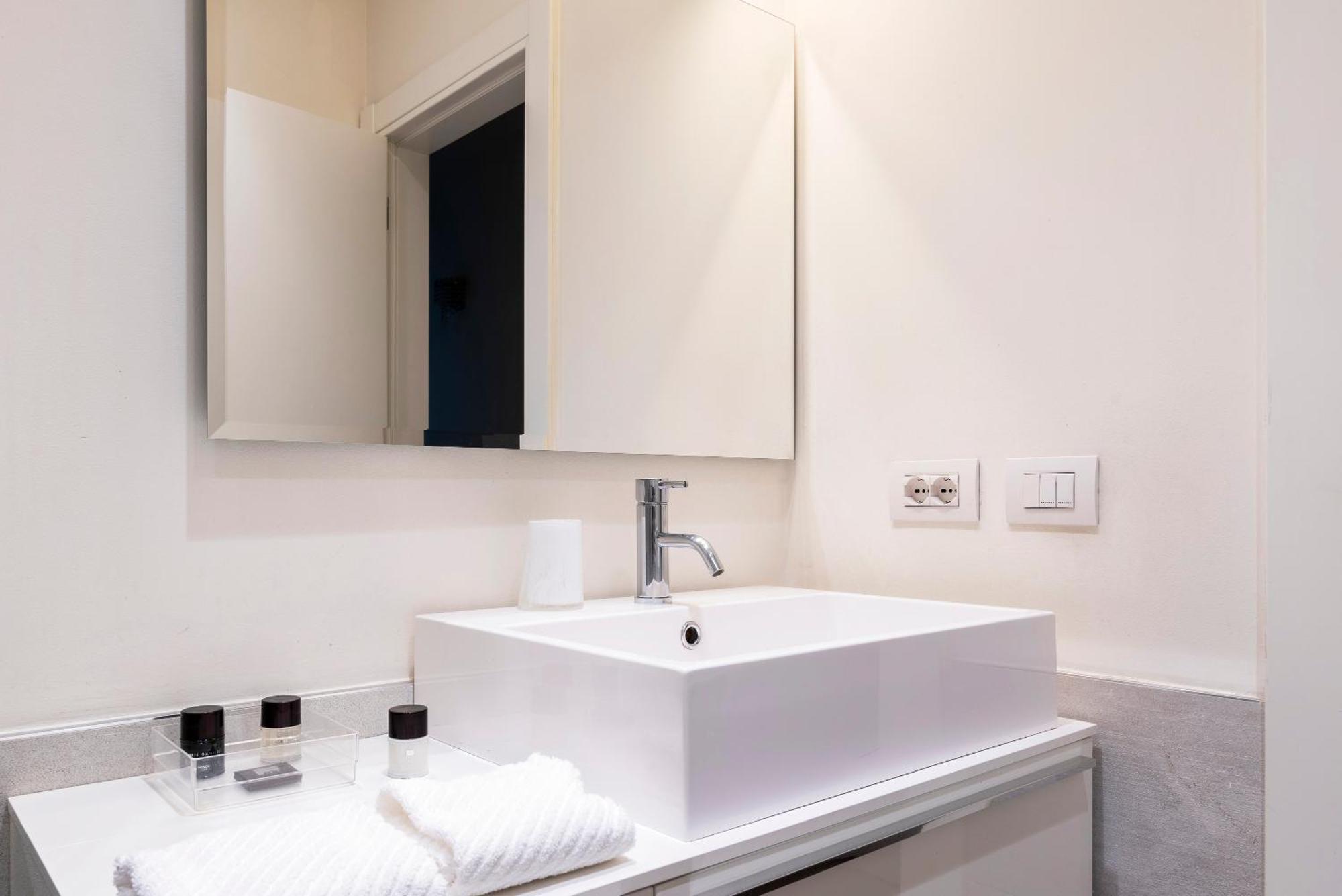 Fifty Eight Milan Duomo Apartment ภายนอก รูปภาพ